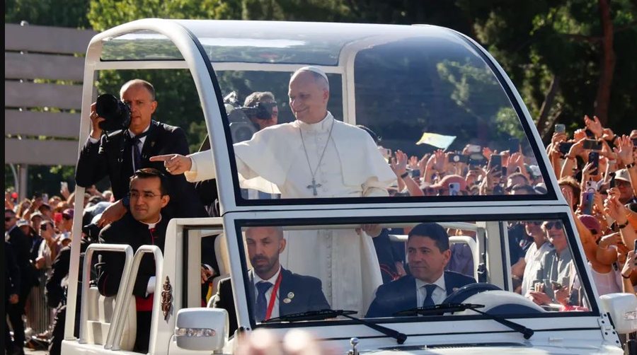 Papa n&euml; Madrid, mbi 1 milion besimtar&euml; mbush&euml;n rrug&euml;t