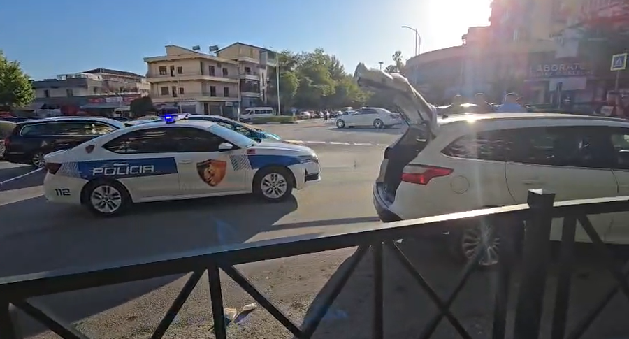 Vlor&euml;, plagosje me arm&euml; zjarri te rrethrrotullimi i &Ccedil;oles