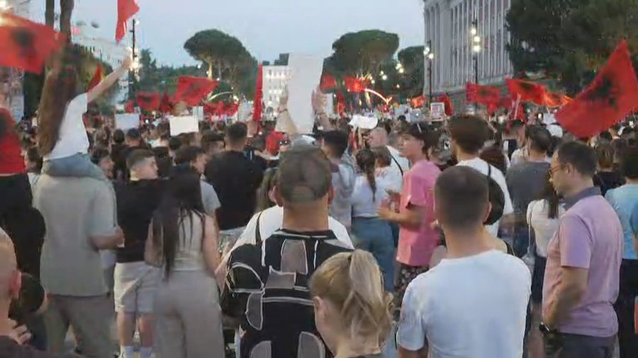 Dita e tet&euml;, qytetar&euml;t protest&euml; para Kryeministris&euml;