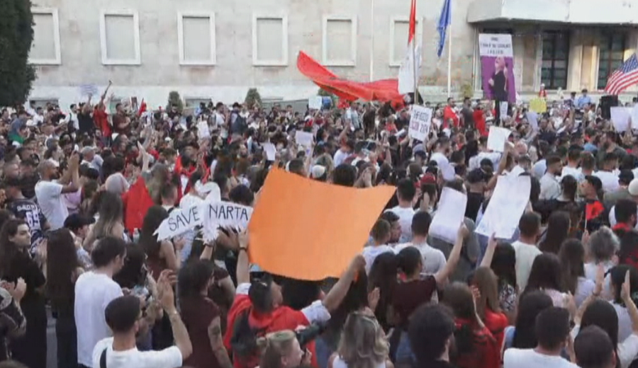 Dita e n&euml;nt&euml; e protest&euml;s, qytetar&euml;t grumbullohen para