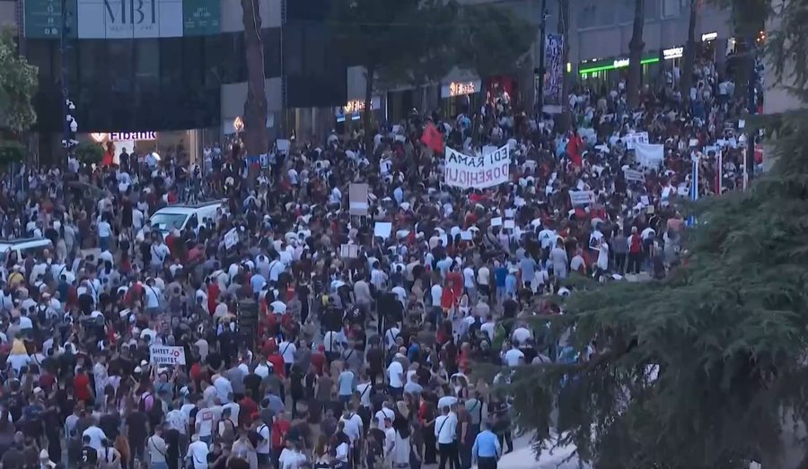 Reuters transmeton live protest&euml;n p&euml;r Zv&euml;rnecin, reagon Taulant