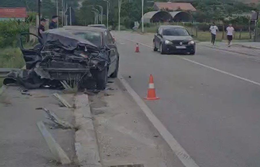 Me shpejt&euml;si tej normave, drejtuesi i automjetit p&euml;rplaset me