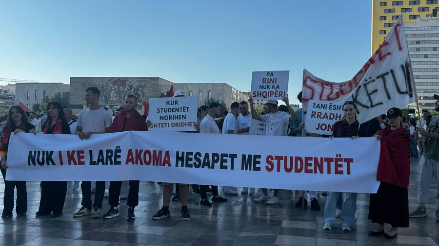 Dita e 11-t&euml; e protest&euml;s, qytetar&euml;t k&euml;rkojn&euml; largimin e