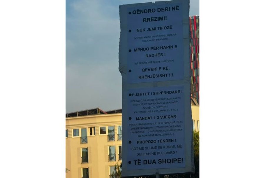 Pankarta me k&euml;rkesa e protestuesve: Qeveri e re, rr&euml;nj&euml;sisht!