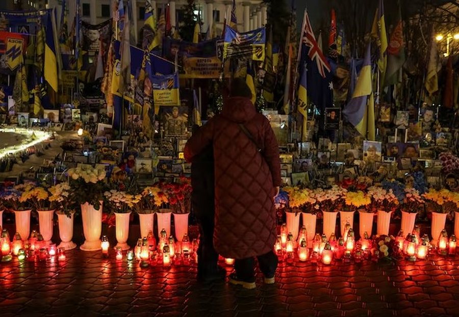 Adoleshentet po vrasin ushtar&euml;t ukrainas! Akuza: Rekrutohen nga