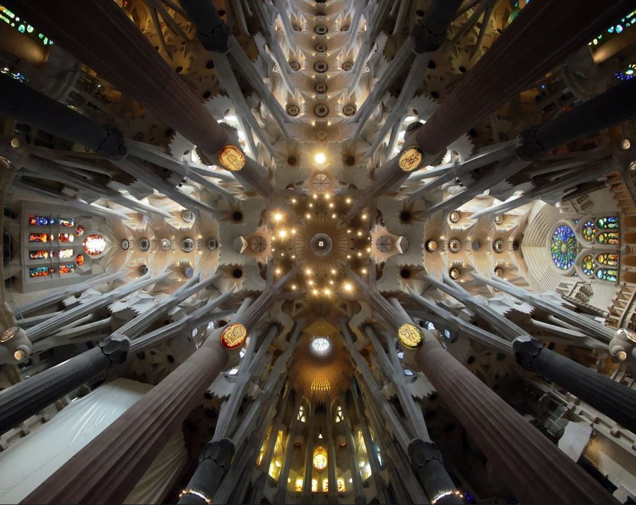 Papa Leoni XIV bekon kullën më të lartë të Sagrada
