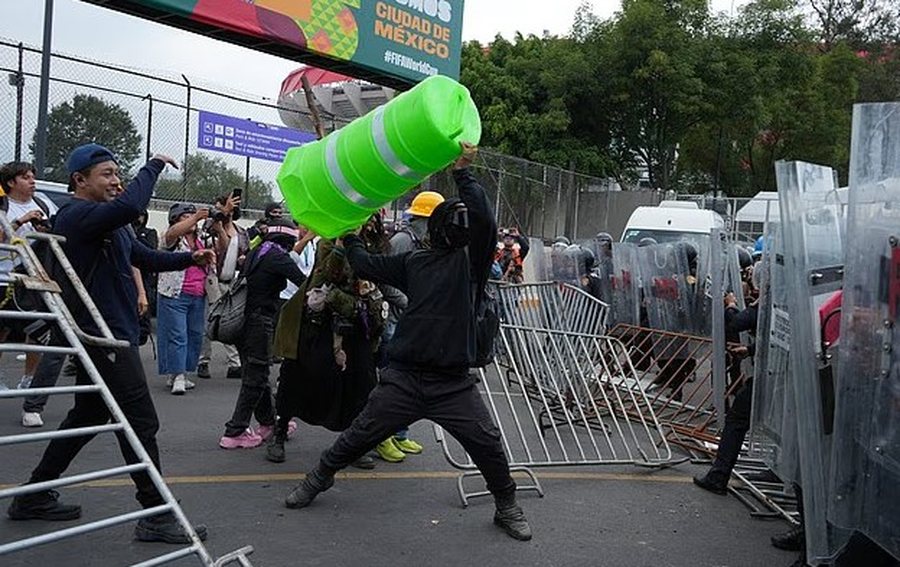Bot&euml;rori 2026 nis me polemika, pak tifoz&euml; n&euml; stadium dhe protesta