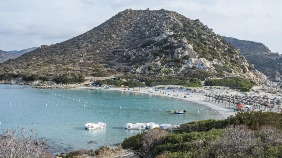 Plazhi i famshëm ndalon çadrat për vizitorët nga 10 deri