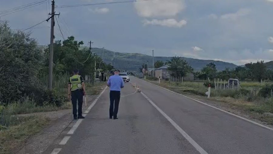 Makina p&euml;rplas p&euml;r vdekje f&euml;mij&euml;n n&euml; aksin