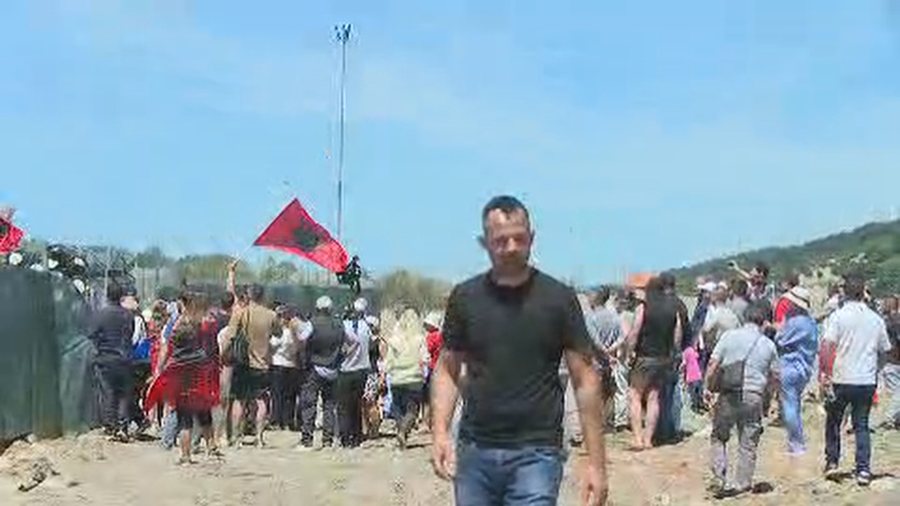 Me s&euml;pata, hunj dhe hekurprer&euml;se, protestuesit hyjn&euml; kantierin e