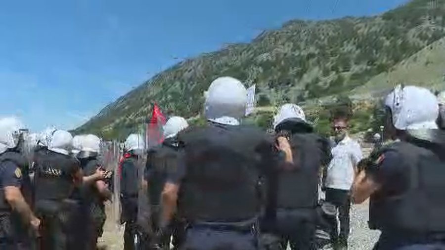 Me s&euml;pata, hunj dhe hekurprer&euml;se, protestuesit hyjn&euml; kantierin e
