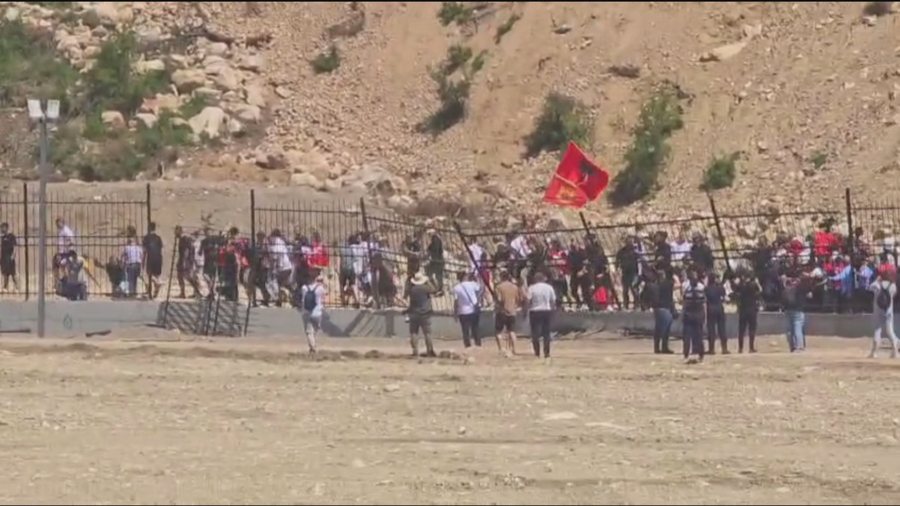 Me s&euml;pata, hunj dhe hekurprer&euml;se, protestuesit hyjn&euml; kantierin e