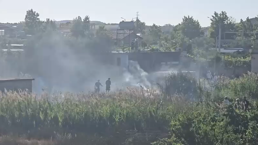Vlor&euml;, zjarr n&euml; lagjen "Kushtrimi. Rrezikohen edhe banesat