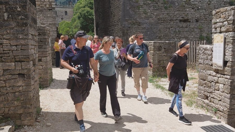 Fluksi turistik, Gjirokastra, m&euml; shum&euml; vizitor&euml; se kapacitetet