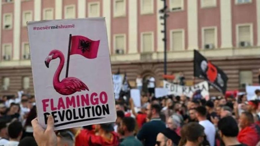 Nis dita e 16-të e protestës, qytetarët grumbullohen në