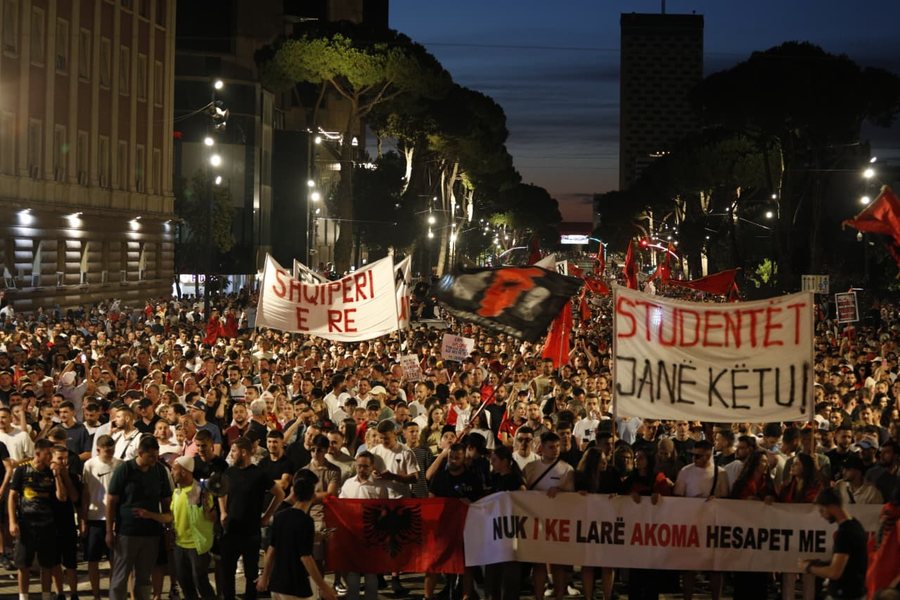 Protesta e 16-t&euml;, aktivist&euml; dhe qytetar&euml; marshuan n&euml;