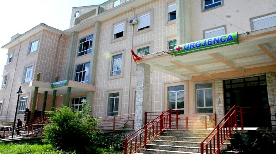 Gjirokast&euml;r, pun&euml;tori bie nga lart&euml;sia 13 metra. N&euml; rrezik