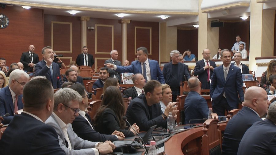 Tensione n&euml; Kuvend, Balla-Berish&euml;s: O pelikan, je i fundit q&euml;
