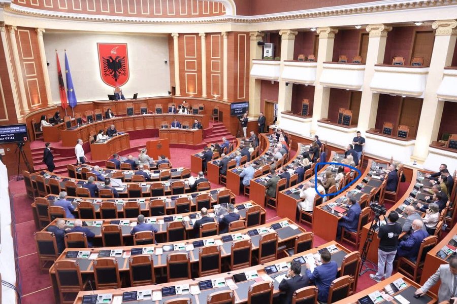 Marjana Ko&ccedil;eku mungon n&euml; seanc&euml;, ja kush &euml;sht&euml; ulur