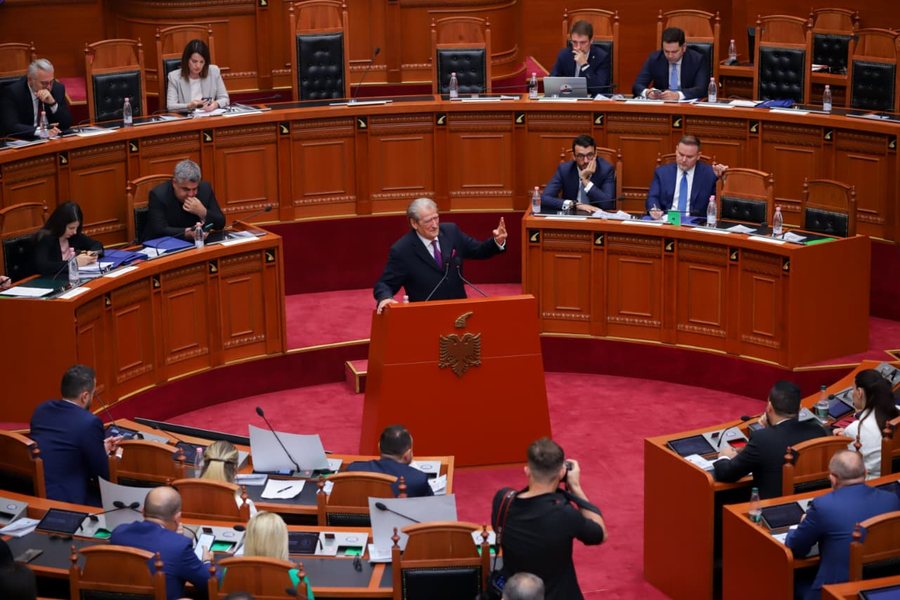 Berisha p&euml;rplaset me Gjiknurin p&euml;r "Aruban": Dil betohu