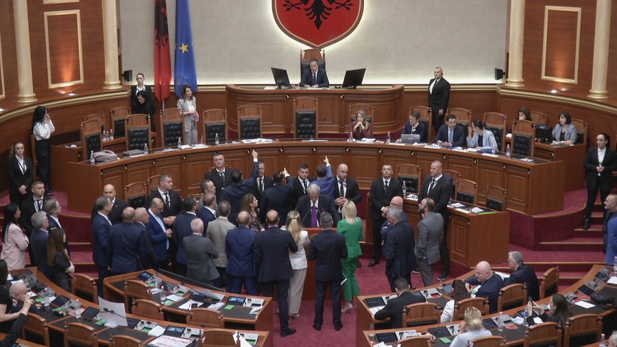 Nd&euml;rpritet seanca, PS e PD p&euml;rplasen n&euml; Kuvend p&euml;r
