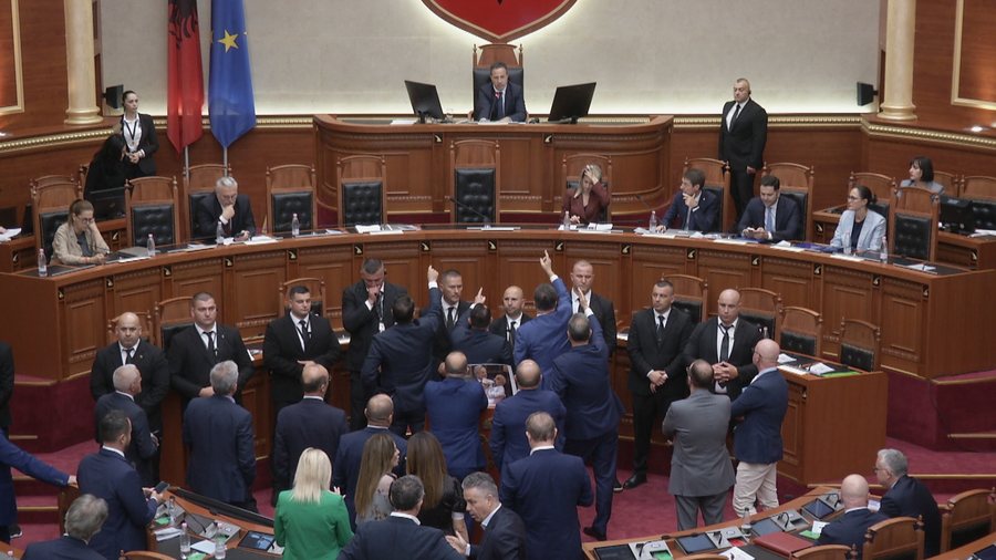 Seanca rinis me tensione, demokrat&euml;t nuk l&euml;shojn&euml; foltoren