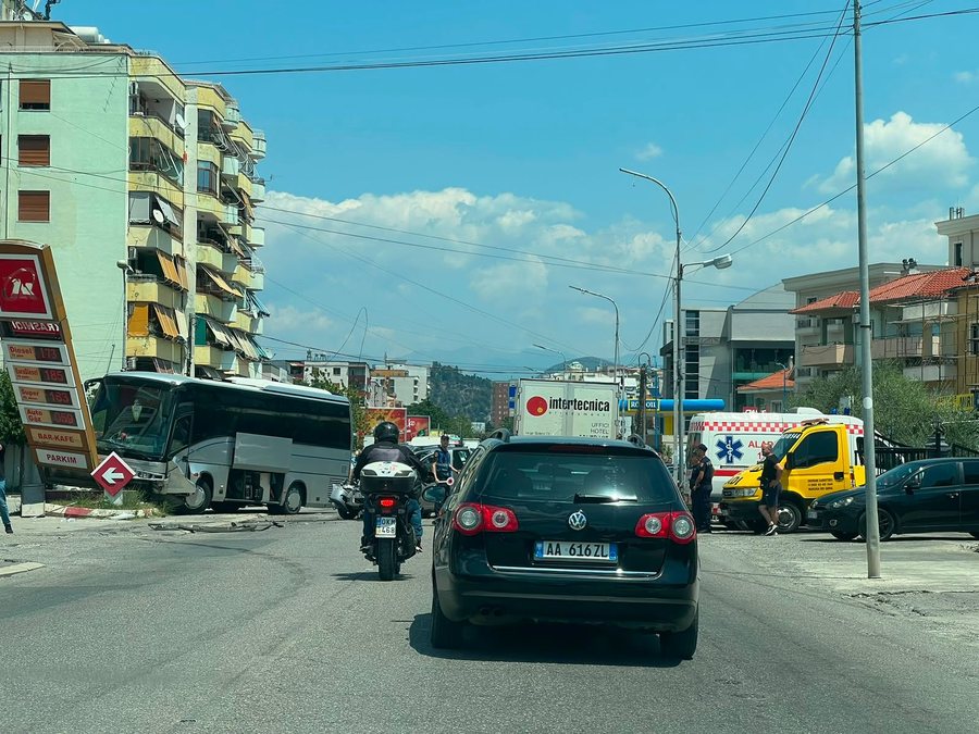 Aksidentohet autobusi me nx&euml;n&euml;s shkolle n&euml; Elbasan