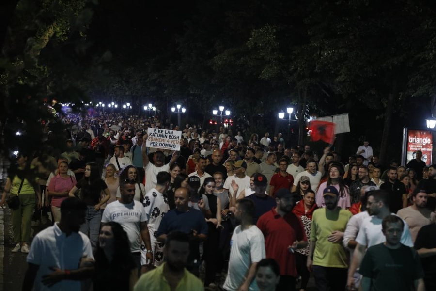 Protesta, procedohen 23 persona. Policia: Bllokuan qarkullimin e makinave