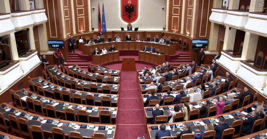 Mazhoranca miraton ligjin p&euml;r amnistin&euml; penale, opozita bojkoton