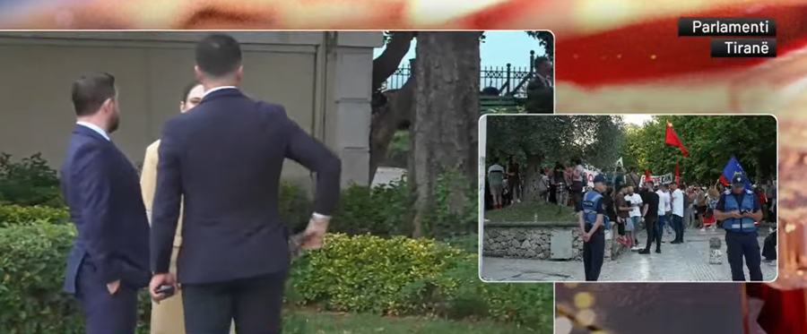 Protestuesit shkojn&euml; n&euml; Kuvend, Rama dhe deputet&euml;t dalin nga