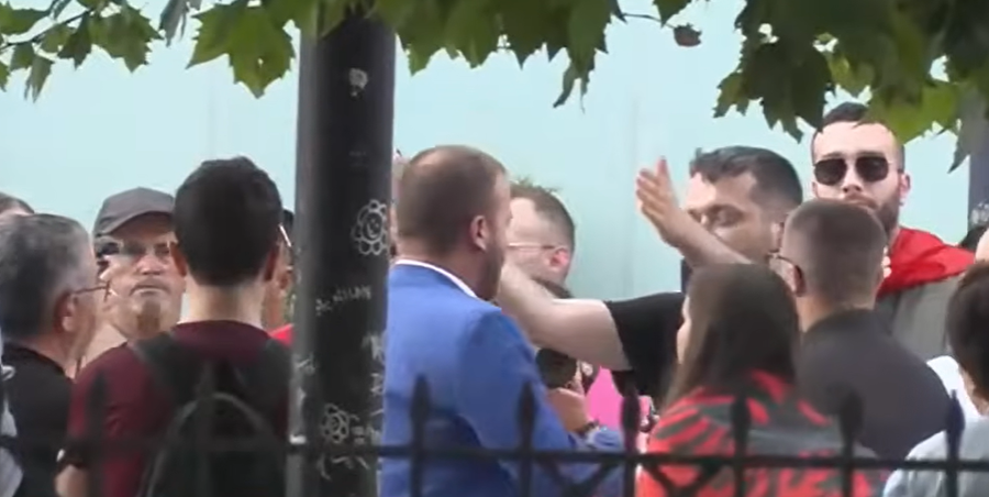 Protesta zhvendoset te Kuvendi, p&euml;rplasje me simpatizant&euml;t e PD dhe