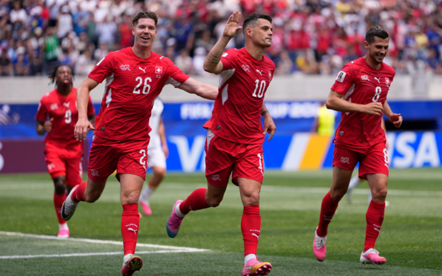 Xhaka sh&euml;non n&euml; Bot&euml;ror, Zvicra shkat&euml;rron Bosnj&euml;n me