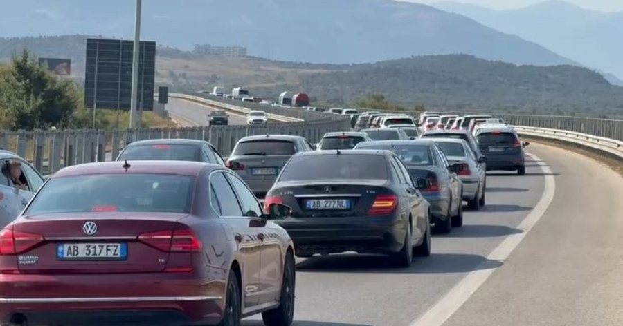 Aksident n&euml; aksin Levan&ndash;Vlor&euml;, p&euml;rplaset nj&euml; Fiat dhe