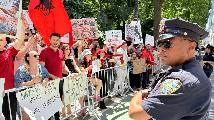 Shqiptarët në Nju-Jork zhvillojnë paradë dhe protestë,