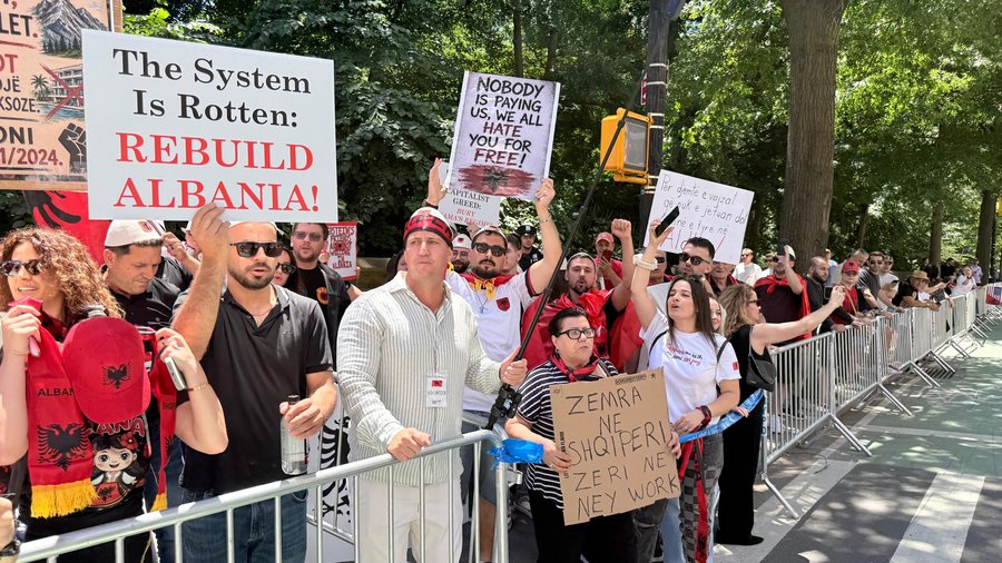 Shqiptarët në Nju-Jork zhvillojnë paradë dhe protestë,