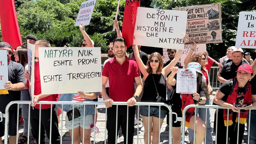Shqiptarët në Nju-Jork zhvillojnë paradë dhe protestë,
