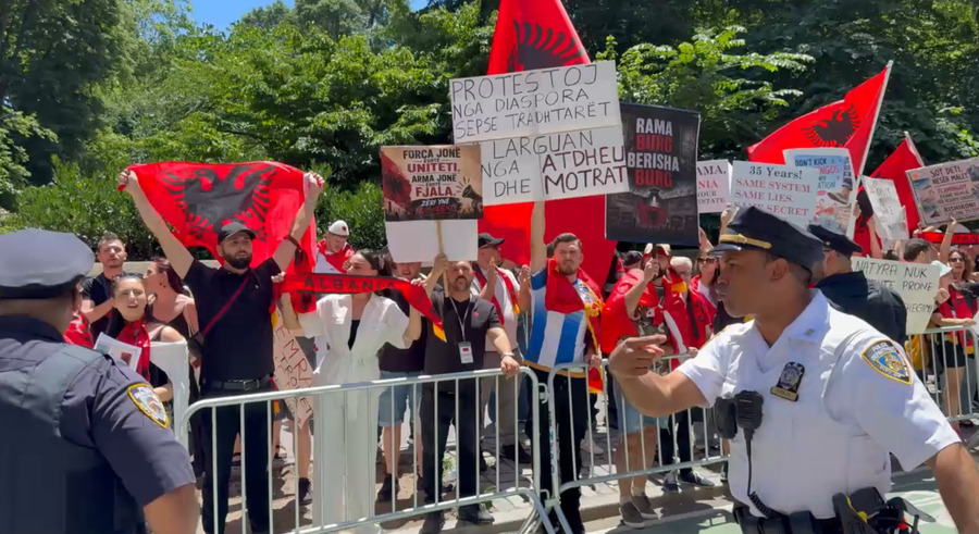 Shqiptar&euml;t n&euml; Nju-Jork zhvillojn&euml; parad&euml; dhe protest&euml;,