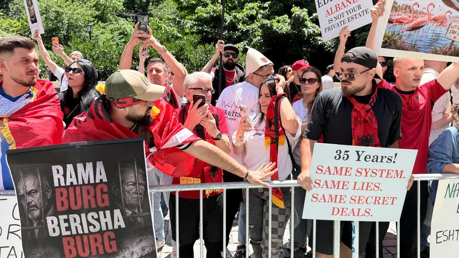 Shqiptarët në Nju-Jork zhvillojnë paradë dhe protestë,