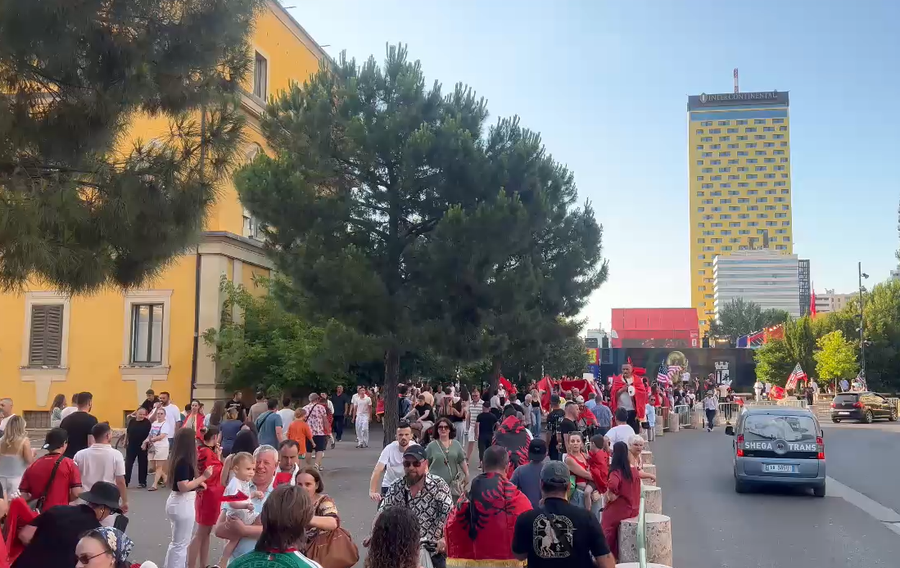 Diaspora udhëheq protestën e 21-të, bulevardi para