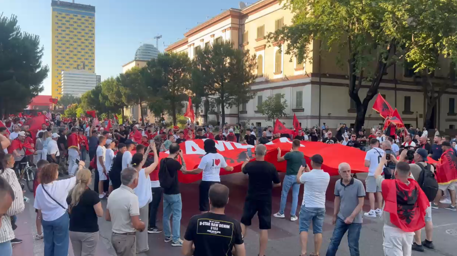 Diaspora udh&euml;heq protest&euml;n e 21-t&euml;, bulevardi para