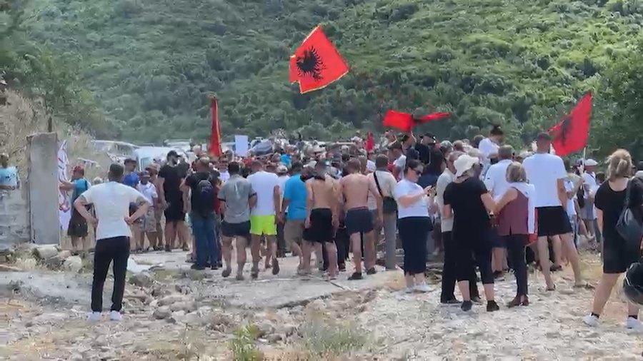 Tubim edhe në Jug, protestuesit prishin rrethimin 22-vjeçar të