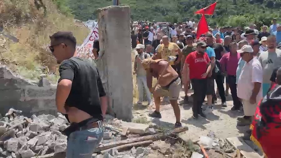 "Kakomen&euml; e mbrojm&euml; me gjak", protestuesit shembin rrethimin