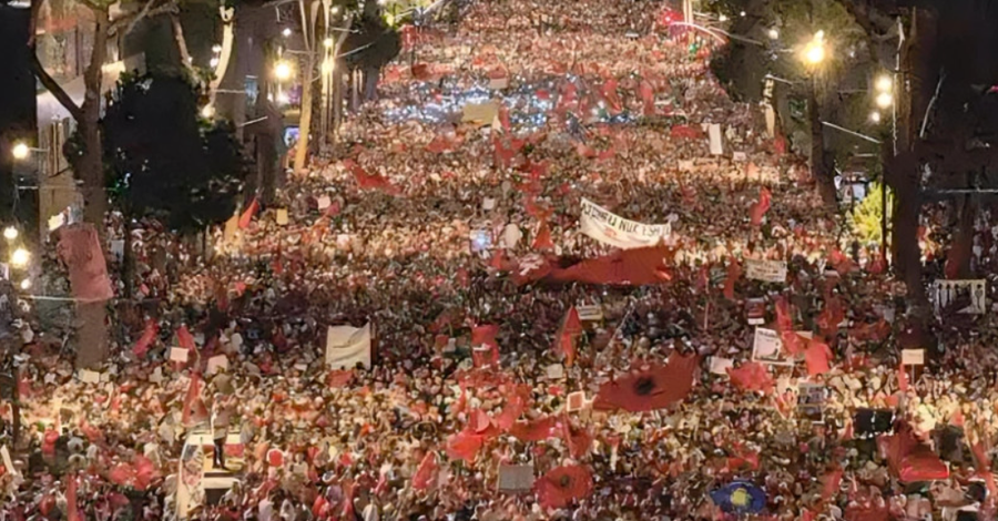 Q&euml;ndruan n&euml; bulevard pas protest&euml;s, policia procedon penalisht 9