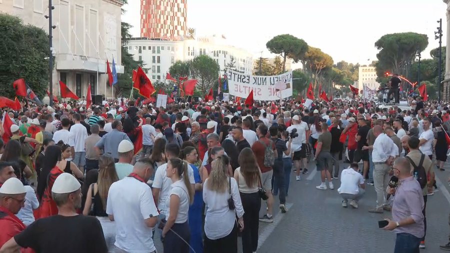 22 dit&euml; protest&euml;, qytetar&euml;t mblidhen para Kryeministris&euml;