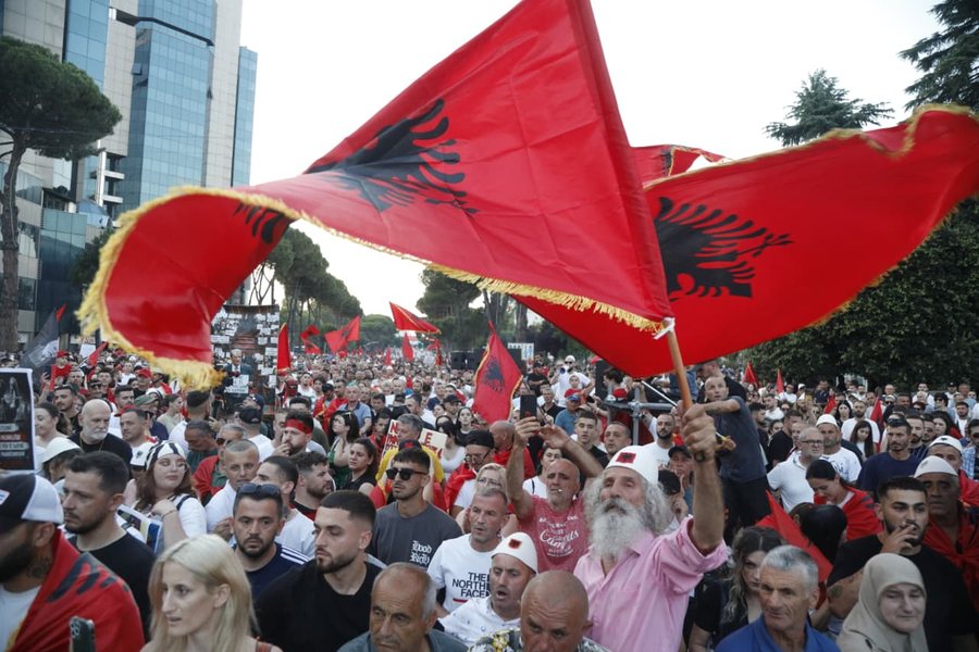 Revolucioni i flamingove! Nga kauza mjedisore tek k&euml;rkesat p&euml;r