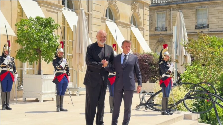 Kryeministri Rama pritet nga Presidenti Macron n&euml; Pallatin Elysee