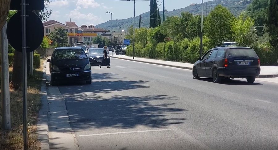 Aksident n&euml; Berat, motoristi p&euml;rplas te vijat e bardha turistin