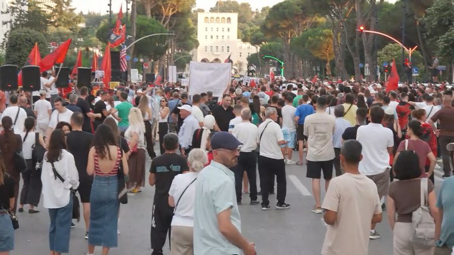 23 ditë protestë. Qytetarët mblidhen para Kryeministrisë
