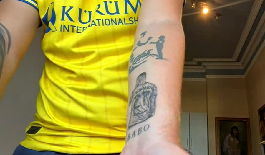 &ldquo;Babo&rdquo; tatuazhi futbollistin e ndjer&euml;, miku i tij rr&euml;fen