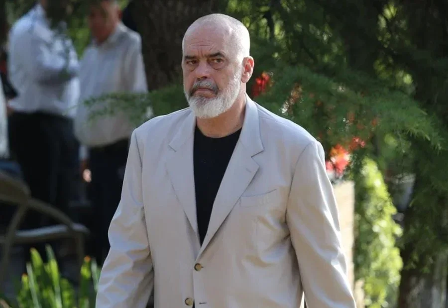 Protesta hyn n&euml; dit&euml;n e 25-t&euml;, Edi Rama mbledh n&euml; seli